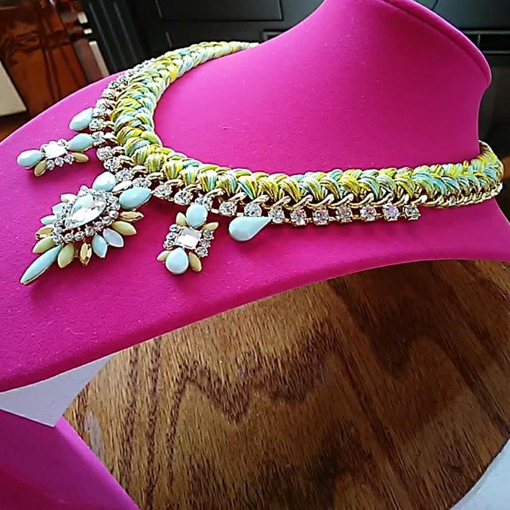 STATEMENT NECKLACE! - Picture 4 of 8